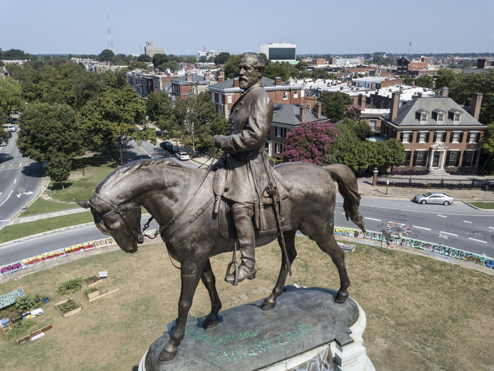 Aerial photo of Robert E. Lee statue on Monument Avenue
